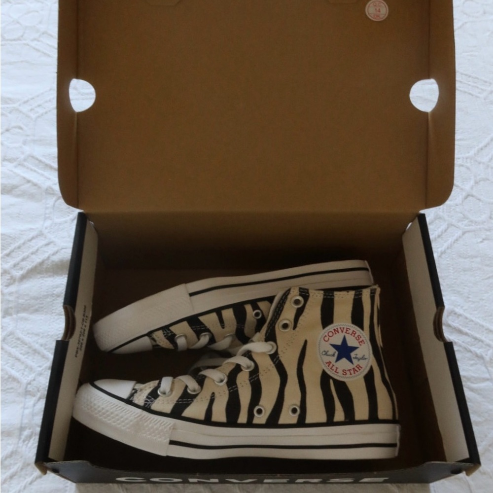 Discontinued Zebra Chuck Converse 🦓🖤